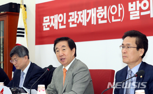 【서울=뉴시스】이종철 기자 = 자유한국당 김성태 원내대표가 25일 서울 여의도 국회에서 문재인 관제개헌(안) 발의 관련 긴급 기자간담회를 갖고 있다. 2018.03.25.&nbsp; jc4321@newsis.com