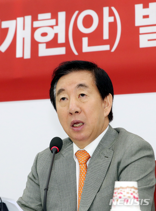 【서울=뉴시스】이종철 기자 = 자유한국당 김성태 원내대표가 25일 서울 여의도 국회에서 문재인 관제개헌(안) 발의 관련 긴급 기자간담회를 갖고 있다. 2018.03.25. jc4321@newsis.com