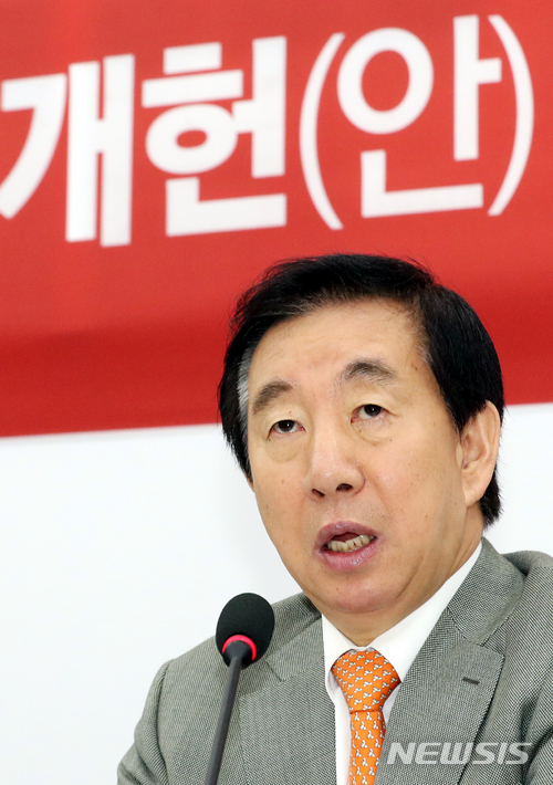 【서울=뉴시스】이종철 기자&nbsp; = 자유한국당 김성태 원내대표가 25일 서울 여의도 국회에서 문재인 관제개헌(안) 발의 관련 긴급 기자간담회를 갖고 있다. 2018.03.25.&nbsp; jc4321@newsis.com