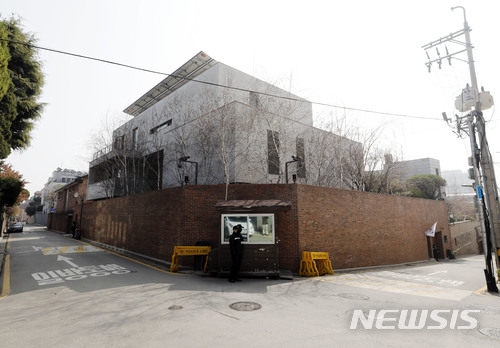 【서울=뉴시스】최동준 기자 = 25일 서울 강남구 논현동 이명박 전 대통령 사저에 적막감이 흐르고 있다. 검찰은 이명박 전 대통령에 대해 구속 후 첫 조사에 나설 것으로 보인다. 아울러 구속영장에 공범으로 적시된 김윤옥 여사 등 가족을 포함한 측근들의 범죄 정황에 대해서도 이 전 대통령을 통해 구체적인 조사가 필요하다는 입장이다. 2018.03.25. photocdj@newsis.com