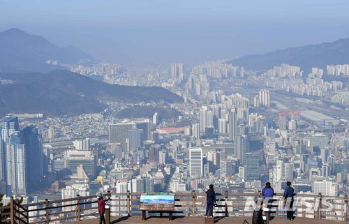 【부산=뉴시스】 하경민 기자 = 부산 중부권역(금정·동래·연제·부산진구)과 서부권역(강서·북·사상·사하구)에 '초미세먼지(PM-2.5) 주의보'가 발효된 25일 황령산 봉수대에서 내려다 본 부산도심이 뿌옇게 보이고 있다. 2018.03.25. yulnetphoto@newsis.com