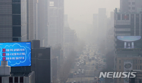【서울=뉴시스】권현구 기자 = 서울을 비롯한 전국 대부분 지역의 미세먼지 농도가 '나쁨' 수준을 보이며 환경부가 전국 지자체에 미세먼지 저감 긴급조치를 요청한 25일 오전 서울 종로구의 한 옥외 전광판에 미세먼지 행동요령이 표시되고 있다. 2018.03.25. stoweon@newsis.com