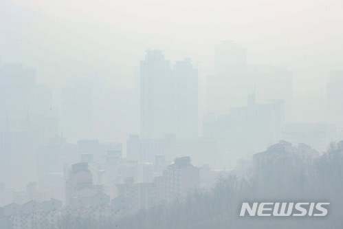 【서울=뉴시스】김선웅 기자 = 서울 지역 미세먼지 농도가 129㎍/m³, 초미세먼지는 114㎍/m³로 '나쁨' 상태를 나타내 초미세먼지 주의보가 내려진 25일 오전 서울 서대문구 안산에서 바라본 서울 도심이 흐리다. 2018.03.25.&nbsp;&nbsp;&nbsp; mangusta@newsis.com