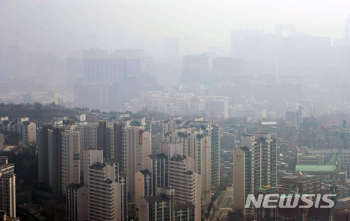 【서울=뉴시스】김선웅 기자 = 서울 지역 미세먼지 농도가 129㎍/m³, 초미세먼지는 114㎍/m³로 '나쁨' 상태를 나타내 초미세먼지 주의보가 내려진 25일 오전 서울 서대문구 안산에서 바라본 서울 도심이 흐리다. 2018.03.25. mangusta@newsis.com