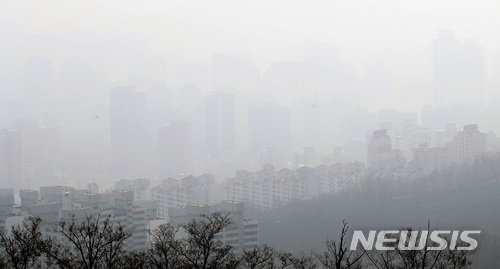 【서울=뉴시스】김선웅 기자 = 서울 지역 미세먼지 농도가 129㎍/m³, 초미세먼지는 114㎍/m³로 '나쁨' 상태를 나타내 초미세먼지 주의보가 내려진 25일 오전 서울 서대문구 안산에서 바라본 서울 도심이 흐리다. 2018.03.25.&nbsp;&nbsp;&nbsp; mangusta@newsis.com