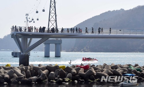 【부산=뉴시스】 하경민 기자 = 포근한 봄날씨를 보인 25일 부산 서구 송도해수욕장 송도구름산책로를 찾은 시민과 관광객들이 나들이를 즐기고 있다. 2018.03.25. yulnetphoto@newsis.com