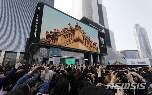 【서울=뉴시스】최동준 기자 = 25일 서울 삼성동 코엑스 일대 외벽에 K팝 등 옥외광고물이 표출되고 있다.앞으로 코엑스 일대는 옥외광고와 디지털 콘텐츠를 결합해 '한국판 타임스퀘어' 같은 관광 명소로 조성된다. 2018.03.25. photocdj@newsis.com