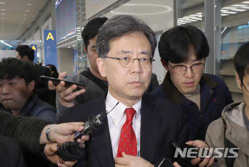 【인천공항=뉴시스】권현구 기자 = 김현종 산업통상자원부 통상교섭본부장이 미국에서 한미 FTA 개정협상을 마치고 25일 오후 인천국제공항을 통해 귀국하고 있다. 2018.03.25. stoweon@newsis.com