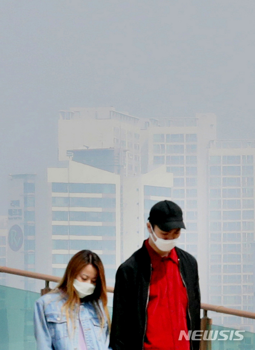 【서울=뉴시스】이종철 기자&nbsp; = 전국적으로 미세먼지가 기승을 부린 25일 서울 여의도 국회 옆 둔치에서 시민이 마스크를 쓰고 걸어가고 있다. 2018.03.25.&nbsp; jc4321@newsis.com