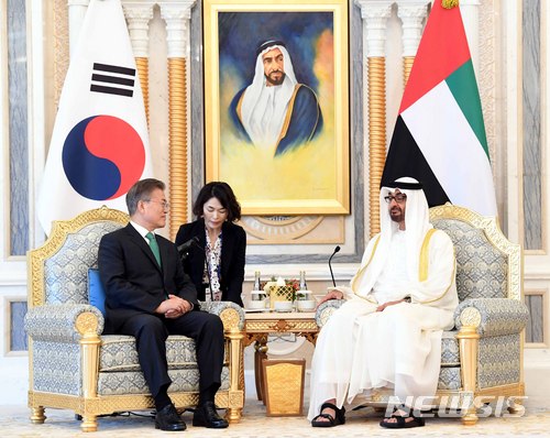 【아부다비(아랍에미리트)=뉴시스】 문재인 대통령은 25일 아랍에미리트(UAE) 동포간담회에서 "두 나라 사이의 우정을 걱정 안하셔도 된다. 양국 간의 특사가 오가고, 제가 올해 첫 해외순방지로 UAE를 선택했을 만큼 두 나라 관계는 특별하고 굳건하다"고 말했다.&nbsp; 문 대통령은 이날 아랍에미리트 아부다비 대통령궁에서 모하메드 빈 자이드 알 나흐얀 UAE 아부다비 왕세제와 한-UAE 정상회담을 가졌다. 2018.03.25.&nbsp; photo1006@newsis.com