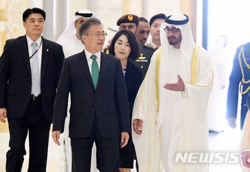 【아부다비(아랍에미리트)=뉴시스】전신 기자 = 문재인 대통령이 25일 아랍에미리트 아부다비 대통령궁에서 모하메드 빈 자이드 알 나흐얀 UAE 아부다비 왕세제와 함께 한-UAE 확대회담장으로 입장하고 있다. 2018.03.25.&nbsp; photo1006@newsis.com