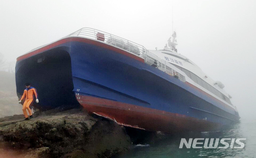 【신안=뉴시스】류형근 기자 = 25일 오후 3시47분께 전남 신안군 흑산도 북동쪽 해상에서 여객선 핑크돌핀호(223t급)가 암초에 좌초되는 사고가 발생해 승객과 선원 163명 중 6명이 부상했다. 2018.03.25. (사진=독자제공) photo@newsis.com