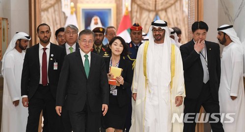 【아부다비(아랍에미리트)=뉴시스】 문재인 대통령은 25일 아랍에미리트(UAE) 동포간담회에서 "두 나라 사이의 우정을 걱정 안하셔도 된다. 양국 간의 특사가 오가고, 제가 올해 첫 해외순방지로 UAE를 선택했을 만큼 두 나라 관계는 특별하고 굳건하다"고 말했다. 문 대통령은 이날 아랍에미리트 아부다비 대통령궁에서 모하메드 빈 자이드 알 나흐얀 UAE 아부다비 왕세제와 한-UAE 정상회담을 가졌다. 2018.03.25. photo1006@newsis.com