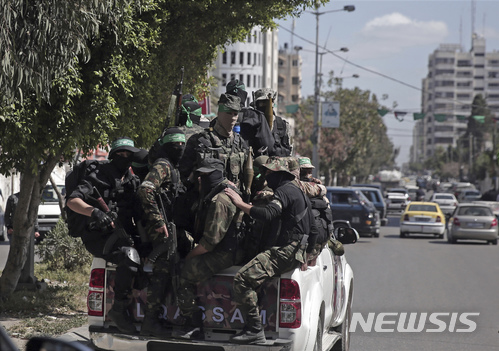 【가자시티 = AP/뉴시스】 25일 가자지구 전역에서 실시된 하마스의 대규모 군사훈련 중 복면을 한 부대원들이 무장한 채 트럭을 타고 이동하고 있다. 2018.03.26&nbsp; 