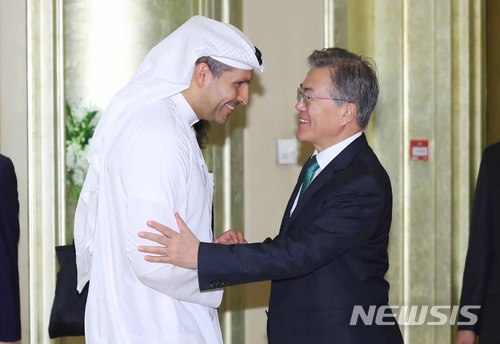 【아부다비(아랍에미리트연합)=뉴시스】문재인 대통령은 25일 아부다비의 행정과 석유 산업을 이끄는 칼둔 행정청장과 알-자베르 사장을 동시﻿에 만나 양국 간 실질협력 증진에 대한 우리 정부 의지를 드러냈다. 사진은 이날 문 대통령과 칼둔 행정청장이 인사하는 모습이다. 2018.03.25. photo1006@newsis.com
