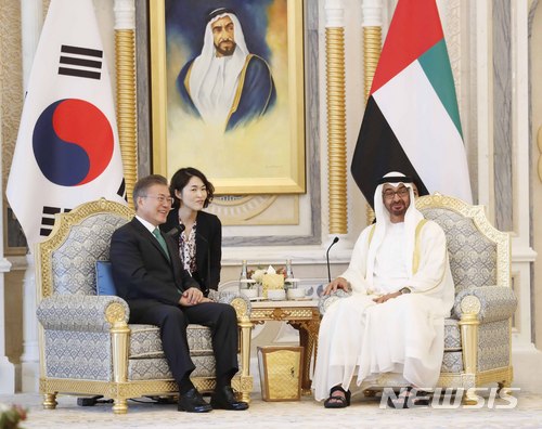 【아부다비(아랍에미리트)=뉴시스】전신 기자 = 문재인 대통령과 모하메드 빈 자이드 알 나흐얀 아랍에미리트(UAE) 아부다비 왕세제의 모습. (사진=뉴시스DB) 2018.03.25.