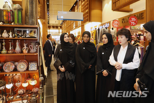 【아부다비(아랍에미리트)=뉴시스】전신 기자 = 문재인 대통령 부인 김정숙 여사가 25일 아랍에미리트 아부다비 수크(시장)에서 만난 세종학당 학생들과 시장을 둘러보고 있다. 2018.03.25. (사진=청와대 제공) photo@newsis.com