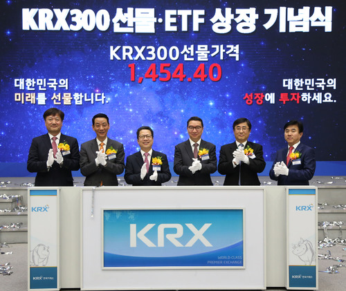 【서울=뉴시스】한국거래소는 26일 서울사옥 홍보관에서 코스닥시장 투자 촉진을 위한 KRX300 기반 선물.ETF 상장기념식을 개최했다. 상장신호식 버튼 터치 인사 왼쪽부터 신요환 신영증권 대표이사, 권용원 금융투자협회장, 정지원 한국거래소 이사장, 김학수 증선위 상임위원, 길재욱 한국거래소 코스닥위원회위원장, 전영묵 삼성자산운용 대표이사 2018.03.26 (사진=한국거래소 제공)