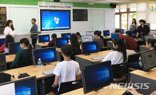 【서울=뉴시스】SK테크엑스의 정보통신기술(ICT) 전문 교육 기관 T아카데미는 초등학생에 무료 방문 소프트웨어(SW) 교육을 제공하는 '스마틴SW 아카데미(Smarteen SW Academy)' 과정을 운영한다고 26일 밝혔다. 사진은 스마틴 SW 아카데미에 참여한 안산 원곡초등학교 학생들의 모습. 2018.03.26 (사진 = SK테크엑스) photo@newsis.com