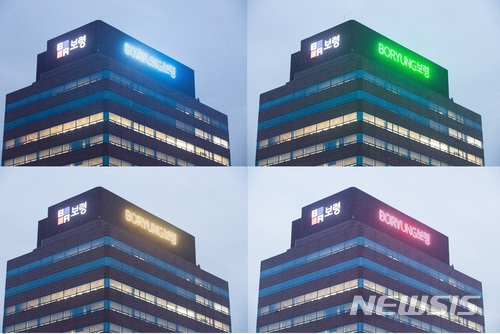 서울 종로5가에 위치한 보령빌딩 옥탑에 설치된 CI. 기상청의 미세먼지 농도 데이터에 따라 파랑(좋음), 초록(보통), 노랑(나쁨), 빨강(매우 나쁨) 4가지 색으로 바뀌게 된다. 