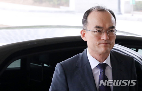 【서울=뉴시스】박주성 기자 = 지난 26일 오전 문무일 검찰총장이 서울 서초구 대검찰청으로 출근하고 있다. 2018.03.26. park7691@newsis.com