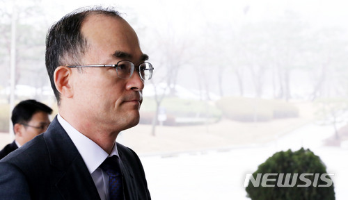 【서울=뉴시스】박주성 기자 = 지난 26일 오전 서울 서초구 대검찰청으로 문무일 검찰총장이 출근하고 있다. 2018.03.26. park7691@newsis.com