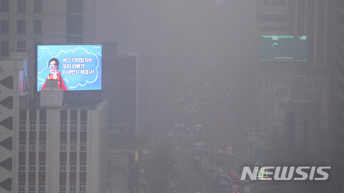 【서울=뉴시스】 추상철 기자 =미세먼지 비상저감조치가 발령된 26일 오전 서울 종로구 도심이 미세먼지와 안개로 뒤덮여 전광판 불빛만 보인채 뿌옇게 보이고 있다. 2018.03.26. scchoo@newsis.com