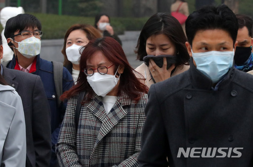 【서울=뉴시스】배훈식 기자 = 주말에 이어 서울 등 수도권 대부분 지역에서 미세먼지 농도가 '나쁨' 수준을 나타낸 26일 오전 서울 종로구 세종대로에서 마스크를 한 시민들이 출근길 발걸음을 재촉하고 있다. 2018.03.26. dahora83@newsis.com