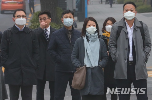 【서울=뉴시스】배훈식 기자 = 주말에 이어 서울 등 수도권 대부분 지역에서 미세먼지 농도가 '나쁨' 수준을 나타낸 26일 오전 서울 종로구 세종대로에서 마스크를 한 시민들이 출근길 발걸음을 재촉하고 있다. 2018.03.26.&nbsp; dahora83@newsis.com