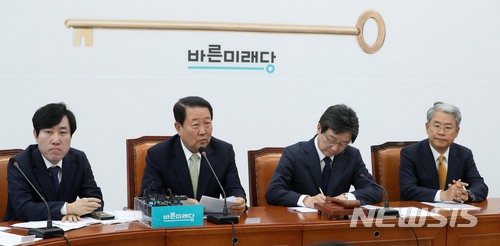 【서울=뉴시스】홍효식 기자 = 바른미래당 박주선(왼쪽 둘째) 공동대표가 26일 오전 서울 여의도 국회에서 열린 제12차 최고위원회의에 참석해 발언하고 있다. 2018.03.26. yesphoto@newsis.com