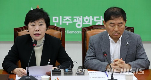 【서울=뉴시스】홍효식 기자 = 민주평화당 조배숙 대표가 26일 오전 서울 여의도 국회에서 열린 제21차 최고위원·국회의원 연석회의에 참석해 모두발언을 하고 있다. 오른쪽은 황주홍 정책위의장. 2018.03.26. yesphoto@newsis.com