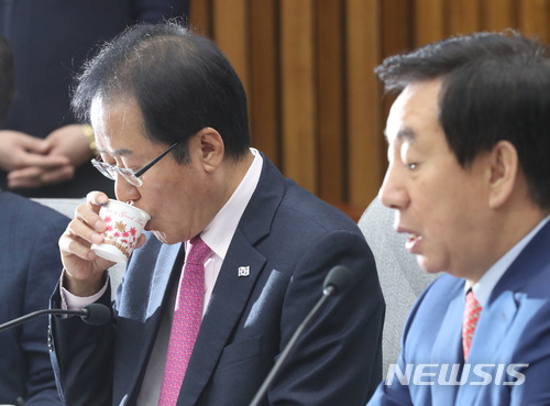 【서울=뉴시스】박영태 기자 = 26일 오전 서울 영등포구 여의도 국회에서 진행된 자유한국당 확대원내대책회의에서 홍준표 대표가 김성태 원내대표의 모두발언때 물을 마시고 있다. 2018.03.26.since1999@newsis.com