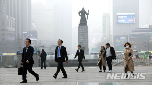 【서울=뉴시스】김선웅 기자 = 올해 네 번째 고농도 미세먼지 비상저감조치가 발령된 26일 오전 서울 종로구 광화문광장에서 시민들이 길을 걷고 있다. 미세먼지는 지름이 10㎛보다 작은 물질이기 때문에 마스크를 쓰지 않을 경우 호흡기를 통해 폐나 심혈관, 뇌 등에 들어가 각종 질환을 일으켜 건강에 악영향을 끼칠 수 있다. 2018.03.26. mangusta@newsis.com