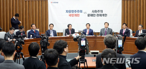 【서울=뉴시스】박영태 기자 = 26일 오전 서울 영등포구 여의도 국회에서 진행된 자유한국당 확대원내대책회의에서 홍준표 대표가 모두발언을 하고 있다. 2018.03.26.since1999@newsis.com
