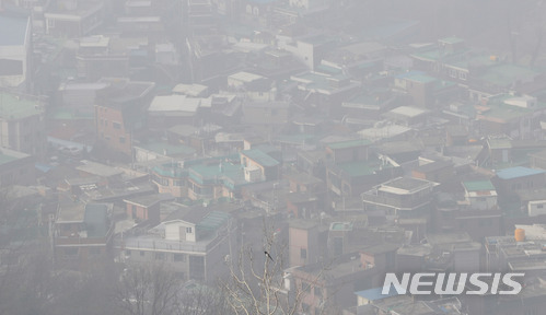 【서울=뉴시스】임태훈 기자 = 올해 들어 4번째 서울형 미세먼지(PM-2.5) 비상저감조치가 시행된 26일 오전 서울 남산에서 바라본 도심이 뿌옇다.&nbsp; 한국환경공단에 따르면 이날 대기정체로 국내 오염물질이 축적돼 수도권·강원영서·충북의 미세먼지는 '나쁨'을 나타낸다. 2018.03.26.&nbsp; taehoonlim@newsis.com