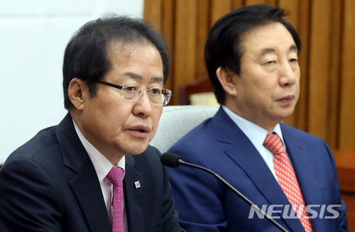 【서울=뉴시스】박영태 기자 = 26일 오전 서울 영등포구 여의도 국회에서 진행된 자유한국당 확대원내대책회의에서 홍준표 대표가 모두발언을 하고 있다. 2018.03.26.since1999@newsis.com