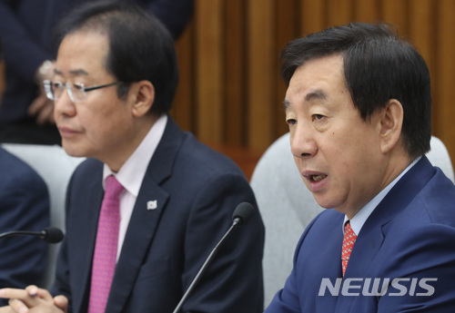 【서울=뉴시스】박영태 기자 = 26일 오전 서울 영등포구 여의도 국회에서 진행된 자유한국당 확대원내대책회의에서 김성태 원내대표가 모두발언을 하고 있다. 2018.03.26.since1999@newsis.com