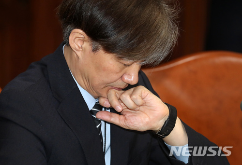 【서울=뉴시스】박진희 기자 = 조국 민정수석이 26일 오전 서울 종로구 정부서울청사에서 대통령 개헌안 심의·의결을 위한 원포인트 임시 국무회의에 참석하고 있다. 이날 국무회의에서 정부 부처 장관의 결재로 대통령 개헌안이 의결 되면 그 즉시 문 대통령에게 결과가 보고된다. 마지막으로 문 대통령이 전자결재로 재가하면 대통령 개헌안은 국회에 제출된다. 동시에 전자관보에 대통령의 헌법 개정안이 올라간다. 법률적 의미의 대통령 개헌안의 공고가 이뤄지는 것이다. 2018.03.26.pak7130@newsis.com