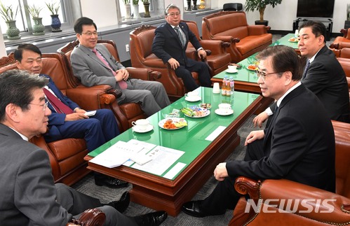 【서울=뉴시스】홍효식 기자 = 26일 오전 서울 여의도 국회 본청 정보위원장실에서 서훈 국정원장이 강석호 위원장에게 보고하고 있다. 오른쪽부터 시계 방향으로 더불어민주당 김병기 간사, 서훈 국정원장, 강석호 위원장, 자유한국당 이완영 간사, 더불어민주당 신경민, 조응천 의원. 이날 간담회는 국가정보원으로부터 남북관계 현황 등에 대한 보고를 받는다. 2018.03.26. photo@newsis.com
