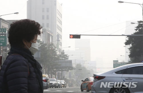 【서울=뉴시스】최진석 기자 = 미세먼지가 기승을 부리고 있는 26일 오전 서울 도심이 뿌옇게 보이고 있다. 2018.03.26.&nbsp; myjs@newsis.com