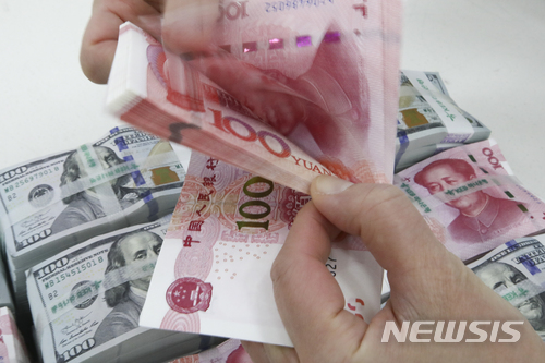 【서울=뉴시스】최진석 기자 = 중국이 위안화 표시 원유 선물 거래를 시작한 26일 오전 서울 중구 KEB하나은행에서 관계자가 위안화와 달러를 정리하고 있다.&nbsp; 중국 선물시장으로선 처음으로 외국인도 거래에 참여할 수 있도록 했다. 원유 선물거래 시도는 중국 시장 국제화를 진전시킬 수 있는 기회가 될 수 있을 것으로 예상된다.&nbsp; 위안화 표시 원유 선물거래 상장은 달러가 미국의 서부 텍사스산 원유(WTI)와 유럽의 북해산 브렌트유가 국제 원유선물 지표가 되고 있는 현상에 대항하겠다는 의도가 있는 것으로 보인다. 2018.03.26.&nbsp; myjs@newsis.com 