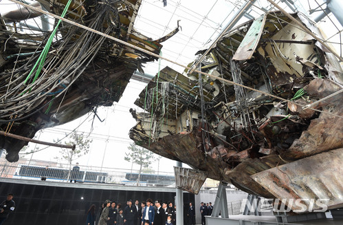 【평택=뉴시스】이정선 기자 = 제8주기 천안함 용사 추모식이 거행된 26일 오전 경기 평택 해군 제2함대에서 유가족 및 천안함 전역 장병들이 피격된 천안함 내부를 살펴보고 있다. 2018.03.26. ppljs@newsis.com