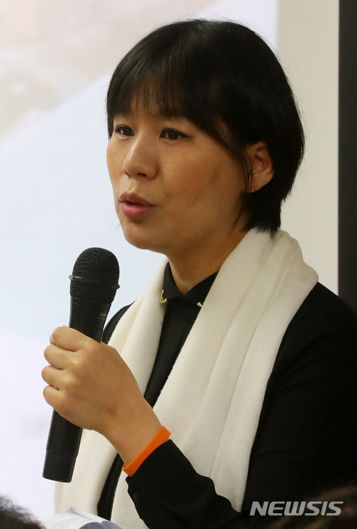 【서울=뉴시스】배훈식 기자 = 허경주(실종 허재용 2등 항해사 가족)스텔라데이지호 가족대책위원회 공동대표가 26일 오전 서울 종로구 416연대 대회의실에서 열린 스텔라데이지호 침몰 1년에 즈음한 기자간담회에서 심해수색장비 투입과 개조선박의 사고재발 방지 대책 마련을 촉구하고 있다. 2018.03.26. dahora83@newsis.com