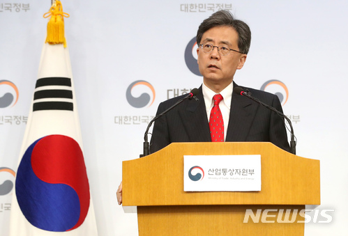【서울=뉴시스】박진희 기자 = 김현종 통상교섭본부장이 26일 오전 서울 종로구 정부서울청사 별관에서 미국 철강 232조 조치 밎 제3차 한미 FTA 개정 협상 관련 내용을 발표하고 있다. 2018.03.26. pak7130@newsis.com