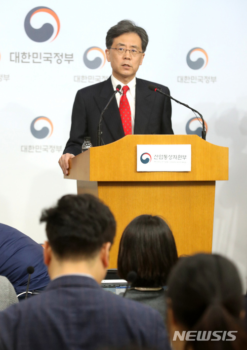 【서울=뉴시스】박진희 기자 = 김현종 통상교섭본부장이 26일 오전 서울 종로구 정부서울청사 별관에서 미국 철강 232조 조치 밎 제3차 한미 FTA 개정 협상 관련 내용을 발표하고 있다. 2018.03.26. pak7130@newsis.com