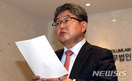 【서울=뉴시스】임태훈 기자 = 이명박 전 대통령의 변호인 강훈 변호사가 26일 오후 서울 강남구 '법무법인 열림' 사무실 앞에서 기자회견을 하고 있다. 강 변호사는 동부구치소에 구속 수감중인 이 전 대통령이 오전 접견에서 검찰의 방문 조사를 거부하겠다는 의사를 밝혔다고 전했다. 2018.03.26. taehoonlim@newsis.com
