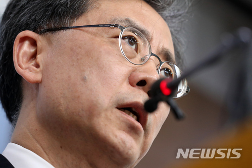 【서울=뉴시스】박진희 기자 = 김현종 통상교섭본부장이 26일 오전 서울 종로구 정부서울청사 별관에서 미국 철강 232조 조치 밎 제3차 한미 FTA 개정 협상 관련 내용을 발표하고 있다. 2018.03.26.&nbsp; pak7130@newsis.com