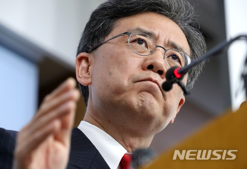 【서울=뉴시스】박진희 기자 = 김현종 통상교섭본부장이 26일 오전 서울 종로구 정부서울청사 별관에서 미국 철강 232조 조치 밎 제3차 한미 FTA 개정 협상 관련 내용을 발표하고 있다. 2018.03.26. pak7130@newsis.com