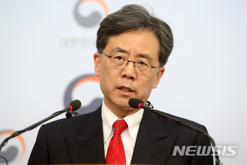 【서울=뉴시스】박진희 기자 = 김현종 통상교섭본부장이 26일 오전 서울 종로구 정부서울청사 별관에서 미국 철강 232조 조치 밎 제3차 한미 FTA 개정 협상 관련 내용을 발표하고 있다. 2018.03.26. pak7130@newsis.com