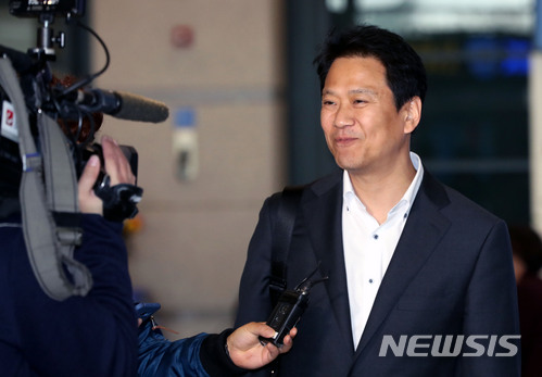 【인천공항=뉴시스】홍찬선 기자 = 문재인 대통령과 아랍에미리트(UAE) 순방에 동행한 임종석 비서실장이 26일 오후 인천공항에 귀국하고 있다. 2018.03.26. mania@newsis.com